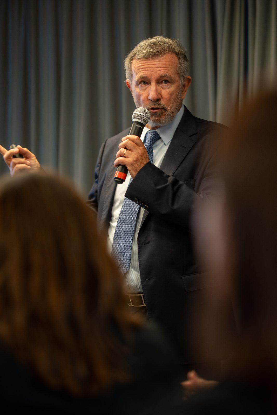 Dr. Abel González presentando en el Curso UOC